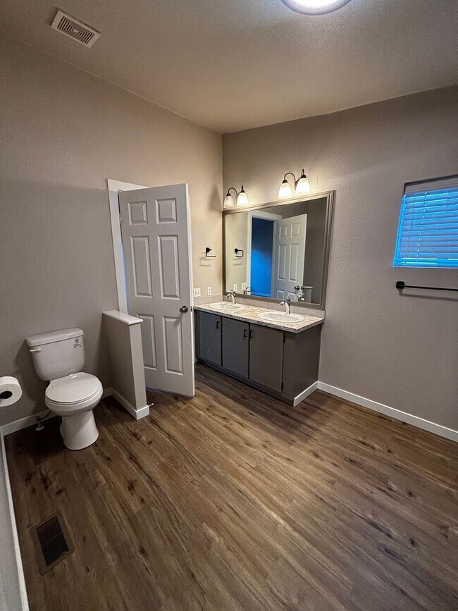 Building Photo - 208 Central Ave