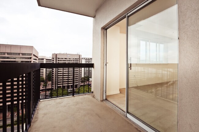 balcony size - 1211 S Eads St