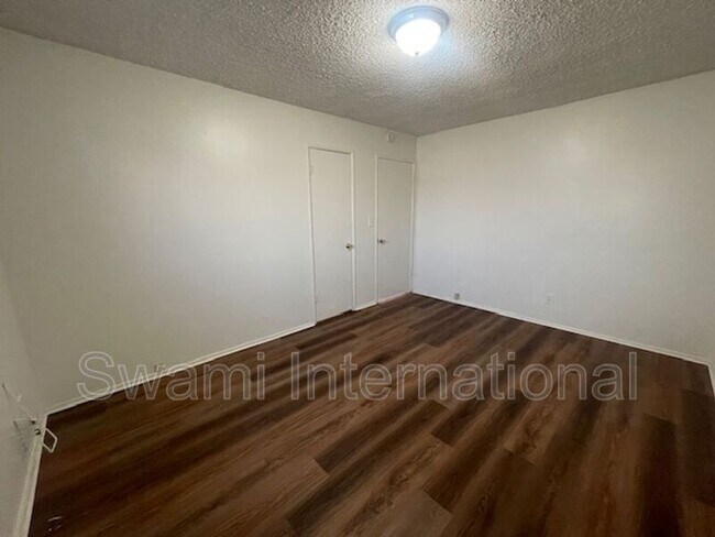 Building Photo - 1303 W 107th St