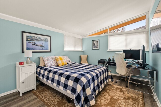 Building Photo - Furnished 3 Bedroom Lakewood Home with Lake View