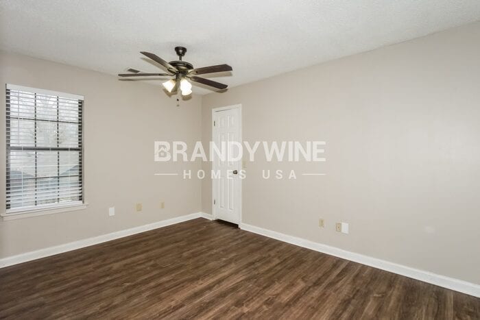 Building Photo - 5762 Riverhead Ave