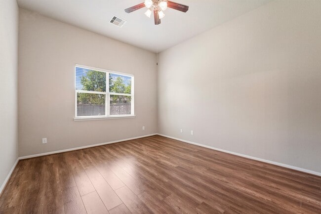 Building Photo - 115 Black Swan Pl