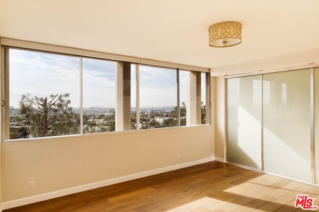 Building Photo - 4411 Los Feliz Blvd