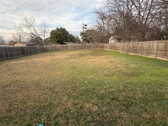 Building Photo - 202 W Cotter St