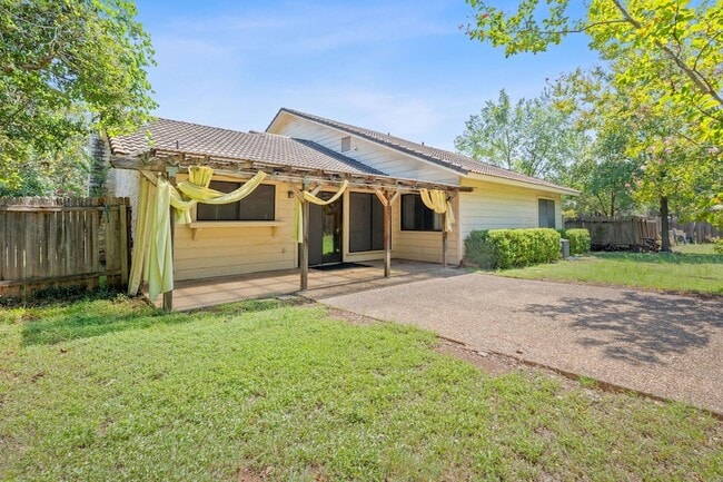Building Photo - 709 Show Low Ct