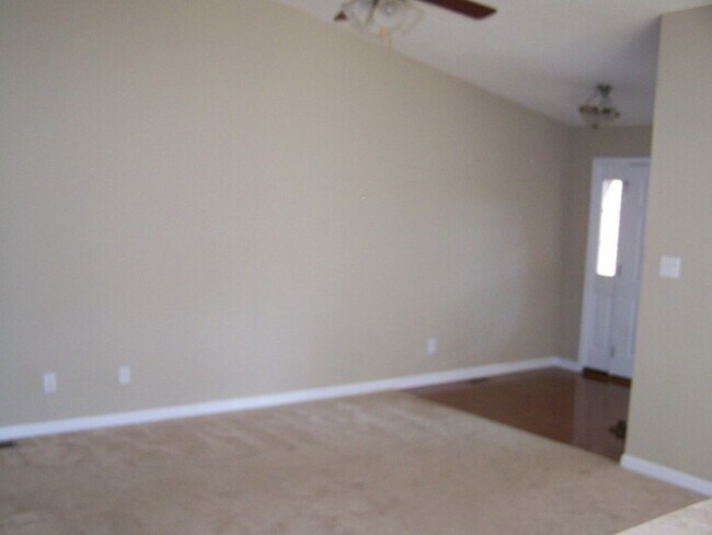 Building Photo - 2 bath, 2 car garage townhouse w/ bonus room and fenced yard