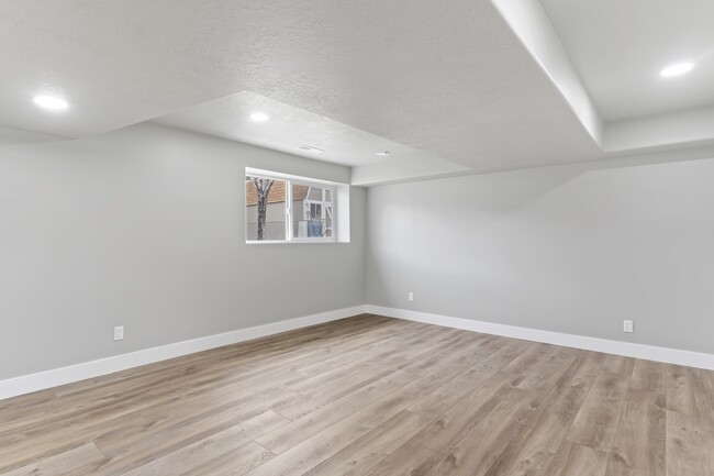 Building Photo - 579 6th St