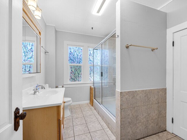 Building Photo - Beautiful, Newly Renovated Franklin House