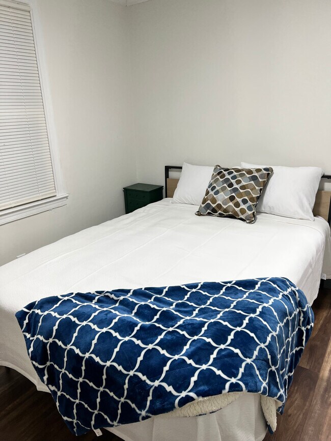 Queen Bed - 346 Orion St