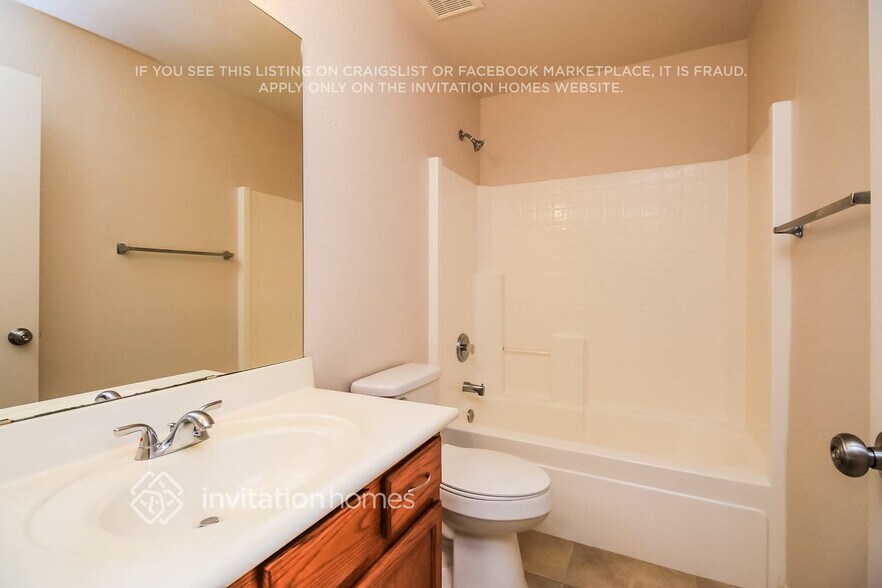 Building Photo - 2751 E Terrace Ave