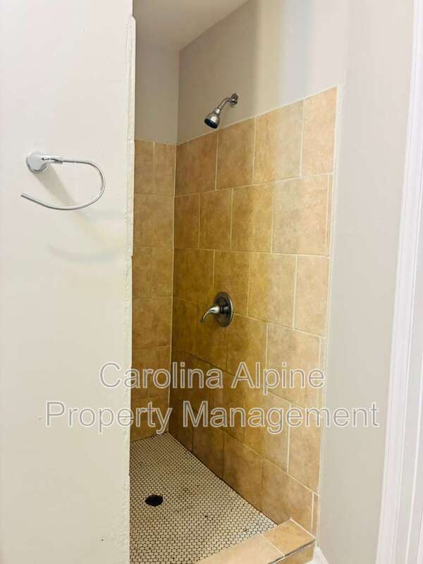 Building Photo - 102 Plum Tree Ln