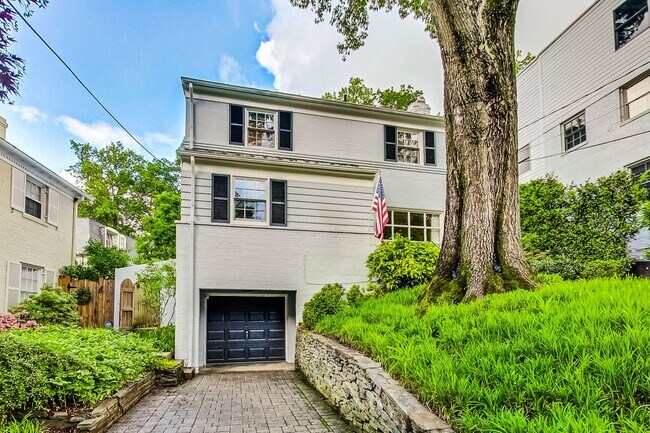 Building Photo - COMING SOON - Stunning 4 bed + 2 full & 2 1/2 bath Classic in NW DC