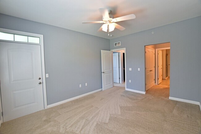 Building Photo - Shelby Township - 3 Bedroom, 2 Bath, End-Unit condo style w/Att Garage