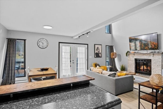 Building Photo - 1150 Country Club Dr