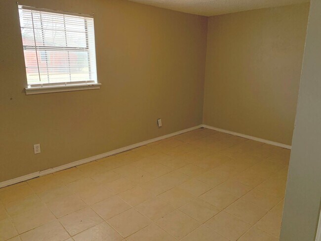 Building Photo - 3 bed 2 bath July Move In - Pre-Leasing