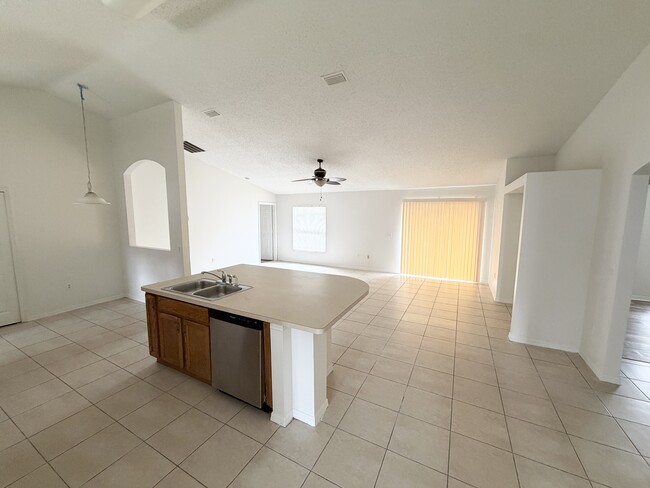 Building Photo - 10 Pinelynn Dr