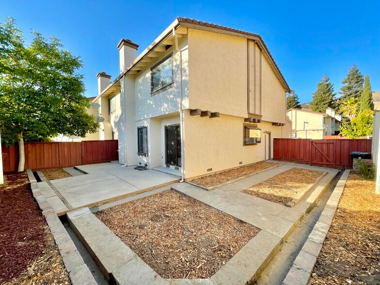 Building Photo - 63 Gazania Ter