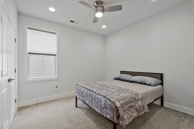 Building Photo - 22956 Aurora Vw Dr