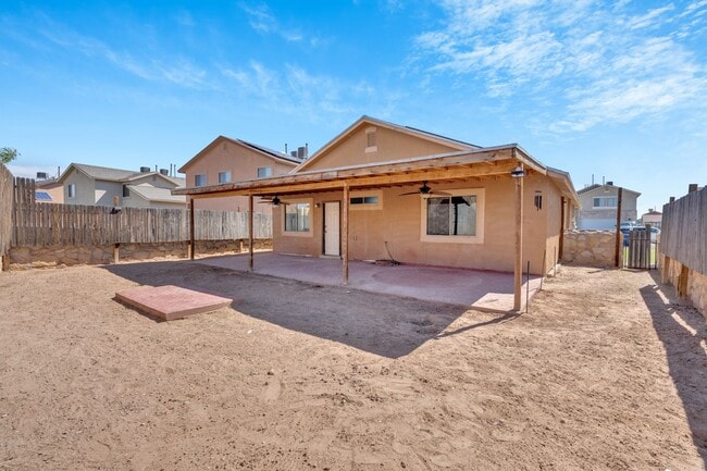 Building Photo - Northeast El Paso 3 bed with Refrig A/C an...
