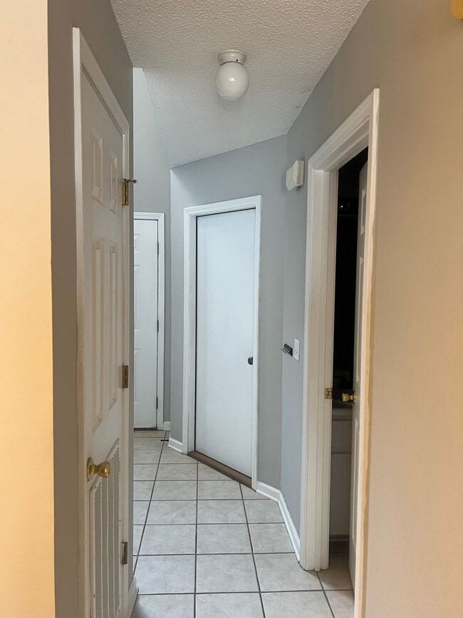 Building Photo - 102 S Spring View Dr