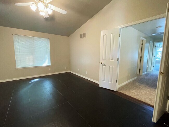 Building Photo - Beautiful 5bd 3ba home on corner lot, Edge...