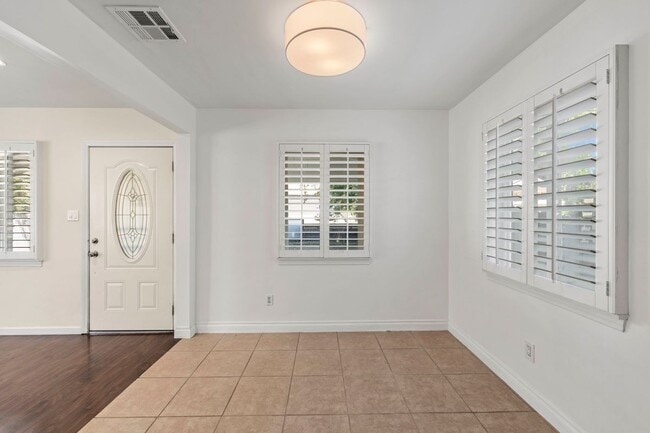 Building Photo - 10823 McVine Ave
