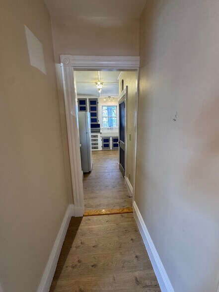 Entry view of hallway - 15 Pleasant Pl