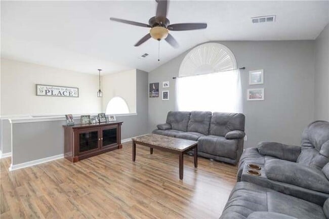 Building Photo - 5 Bedroom home available to rent!