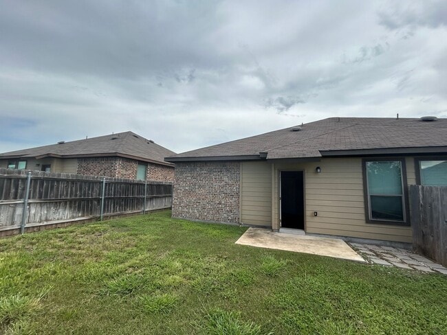 Building Photo - 3/2/2  in Creekside Crossing / Fenced in Yard / Wings to Hide Trash Cans / Interior Washer & Drye...