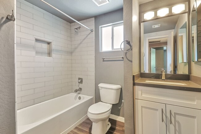 Building Photo - Large 6 Bedroom near Broadway & Rural!  POOL WITH SWIM UP BAR!