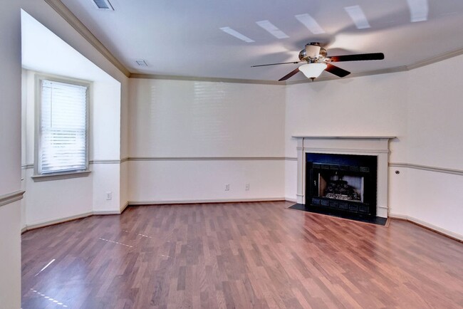 Building Photo - Nicely Updated Townhome