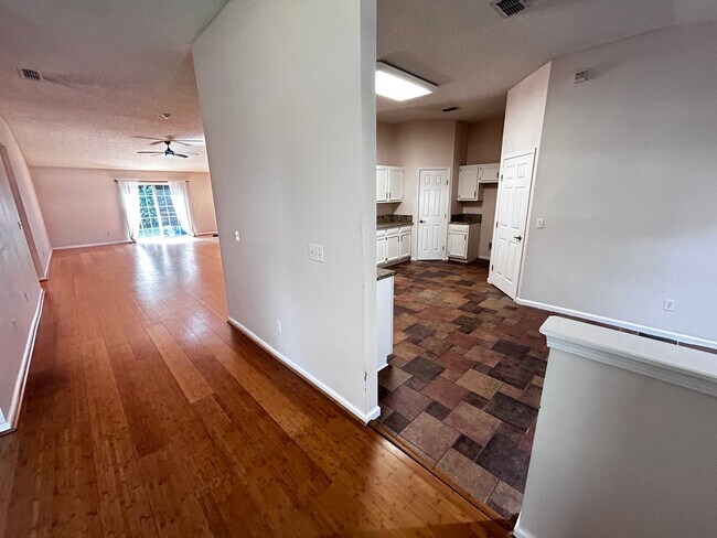 Building Photo - Wonderful 4/3 minutes from the beach! Must...