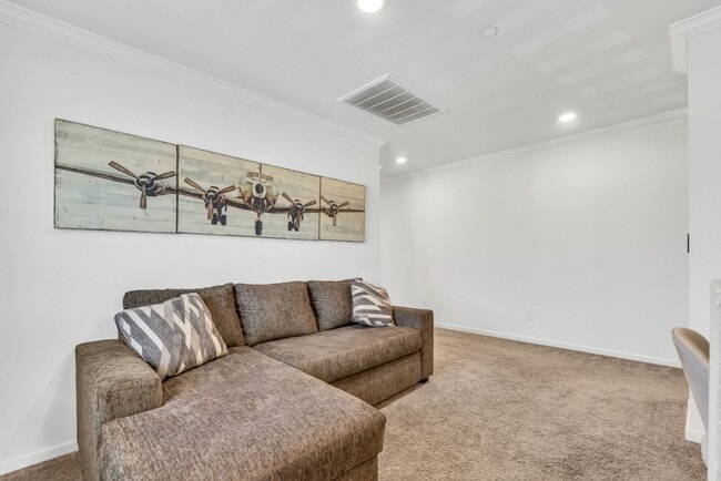 Building Photo - 4 bed / 3 bath | Upated Anatolia Home Avai...