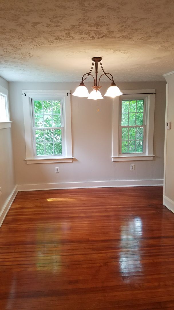 Building Photo - Apartment Available in Village of Liverpool