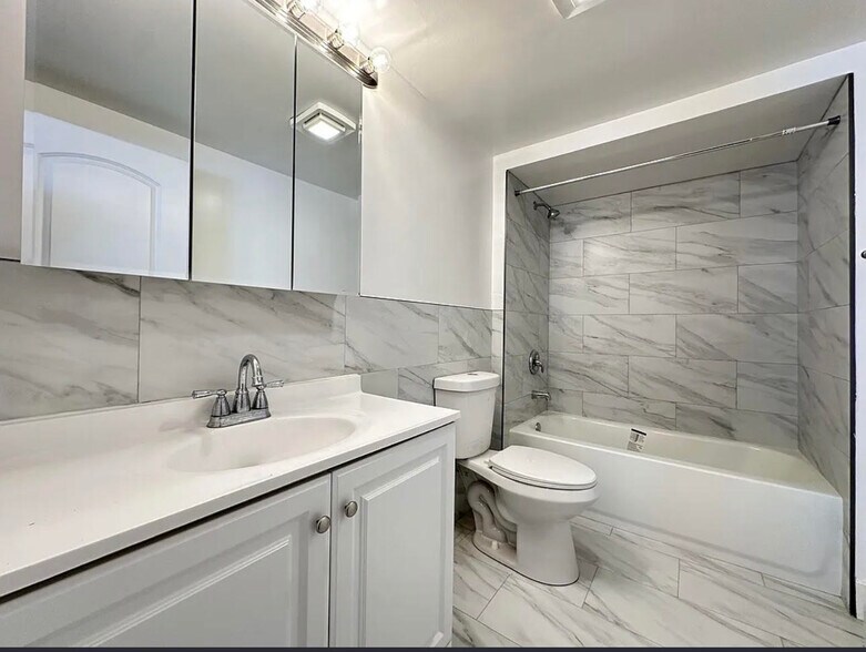 Building Photo - 1653 Oakwood Ave