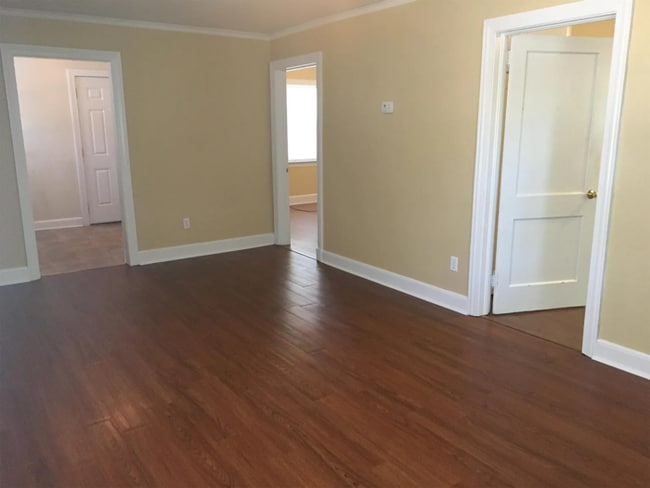Building Photo - Beautiful 2 Bedroom 1 Bathroom Home with S...