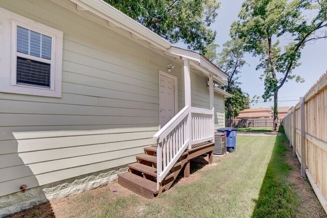 Building Photo - 1/1 Duplex Near TU With Large Fenced Yard!