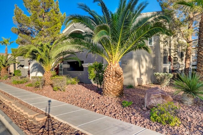 Building Photo - Charming 3 Bedroom Upstairs Condo in a Gat...
