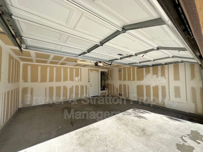 Building Photo - 2677 N Hawthorn Dr