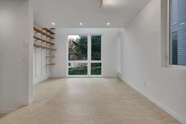 Building Photo - Modern 3BR Townhome with Rooftop Deck Near Downtown Seattle