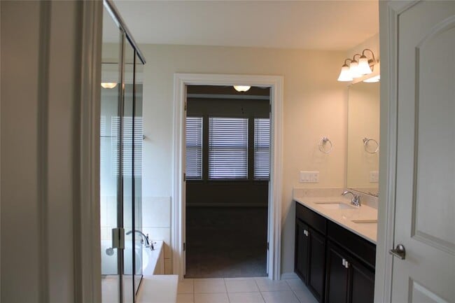 Building Photo - 13902 Ilex Dr