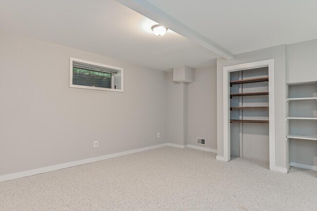 Building Photo - 445 Springvale Rd