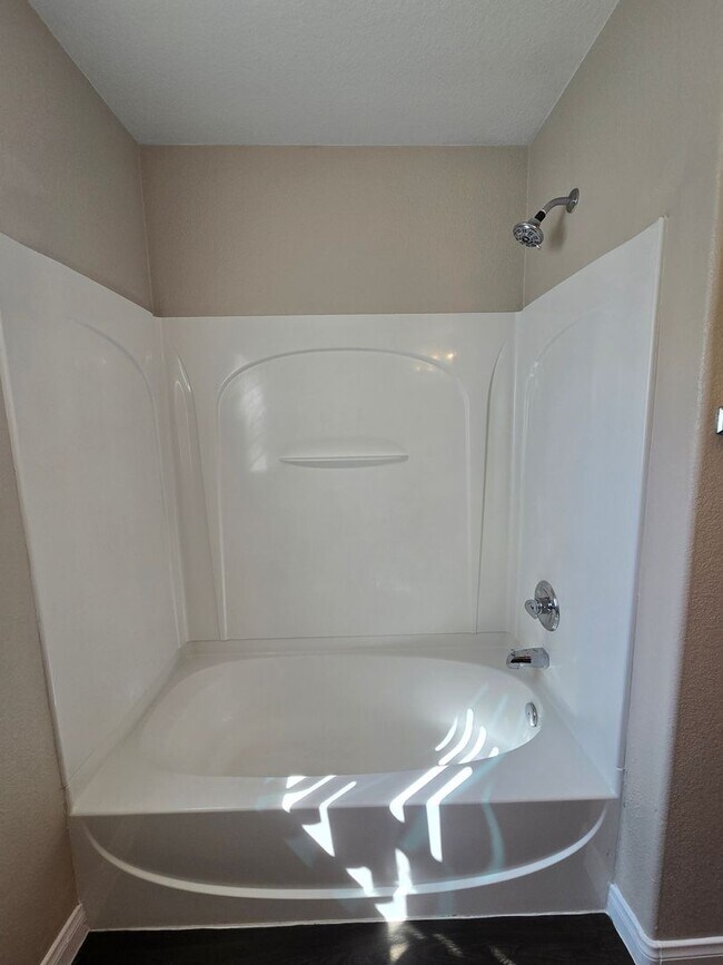 Building Photo - ****Two Weeks FREE RENT **** A Spacious 4 Bedroom House in Iron Mountain Ranch