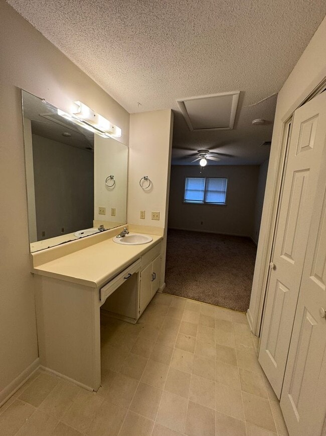 Building Photo - 201 Westbrooke Court #5 (Westbrooke Townhomes)
