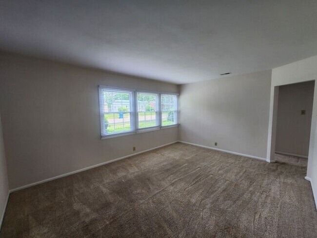 Building Photo - Cozy 2 Bedroom Home