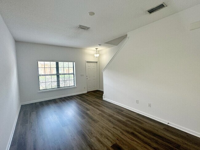 Building Photo - 3BR/2.5BA Paloma Townhome. Bright & Comfortable!