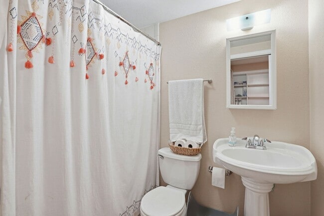 Building Photo - Beautiful Spacious 3-bedroom 2-Bath in Oakland!