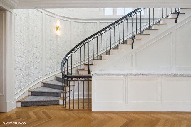 Building Photo - 2700 N Lakeview Ave