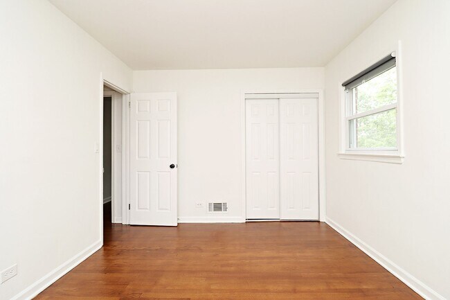 Building Photo - Newly Renovated One Level Downtown Residence