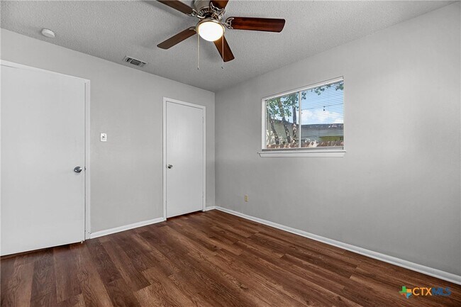 Building Photo - 1524 Eichen Rd